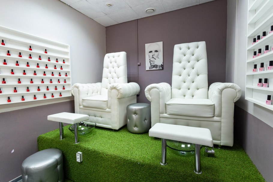 Детский маникюр в салоне красоты