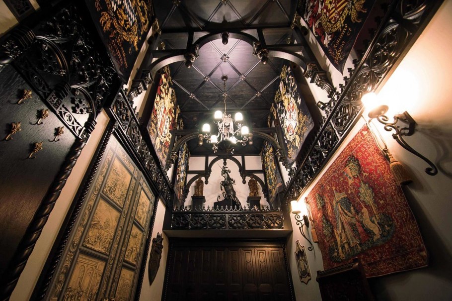 Комната в готическом стиле