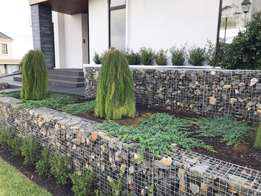 Деревянный забор между участками