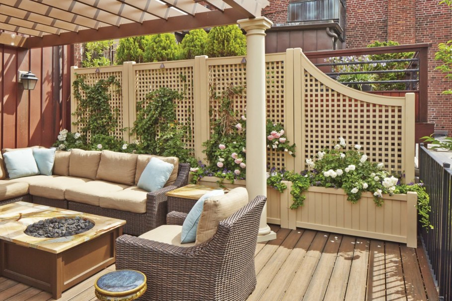 Подпорная стенка вдоль забора из дерева