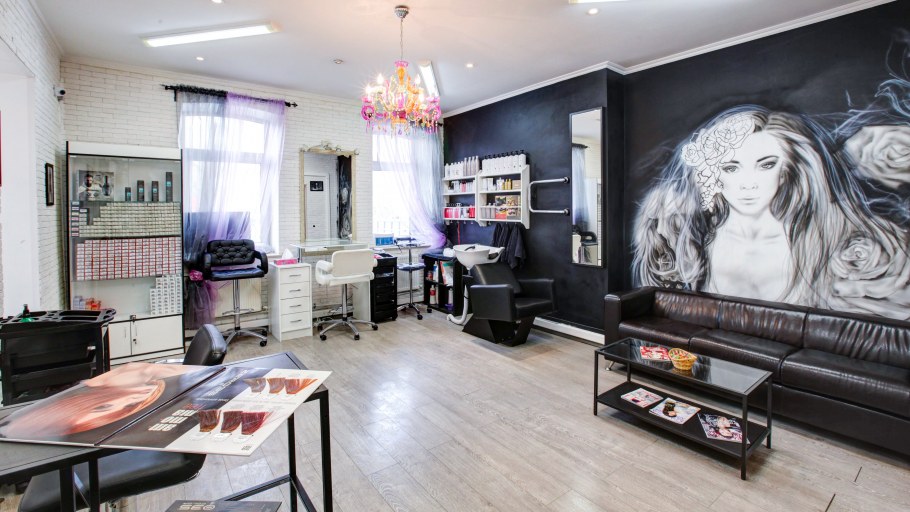 Маникюрный салон с панорамными окнами