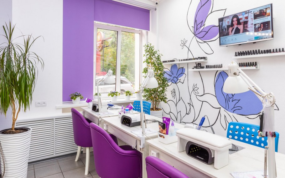 Интерьер в фиолетовых тонах с зеркалами салона красоты