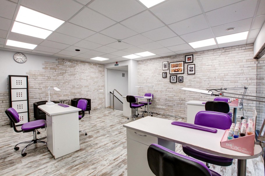 Молодежный интерьер салона красоты