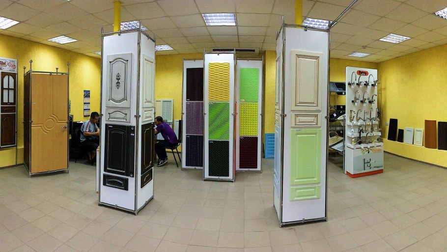 Интерьер в бревенчатом доме в современном стиле