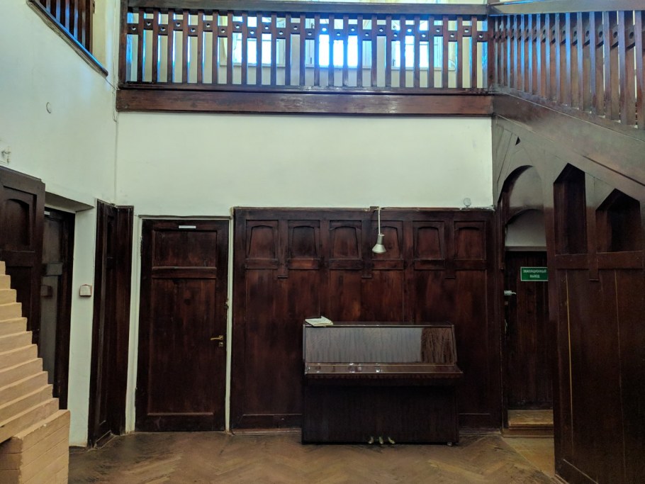 Интерьер стеллаж окно город зима