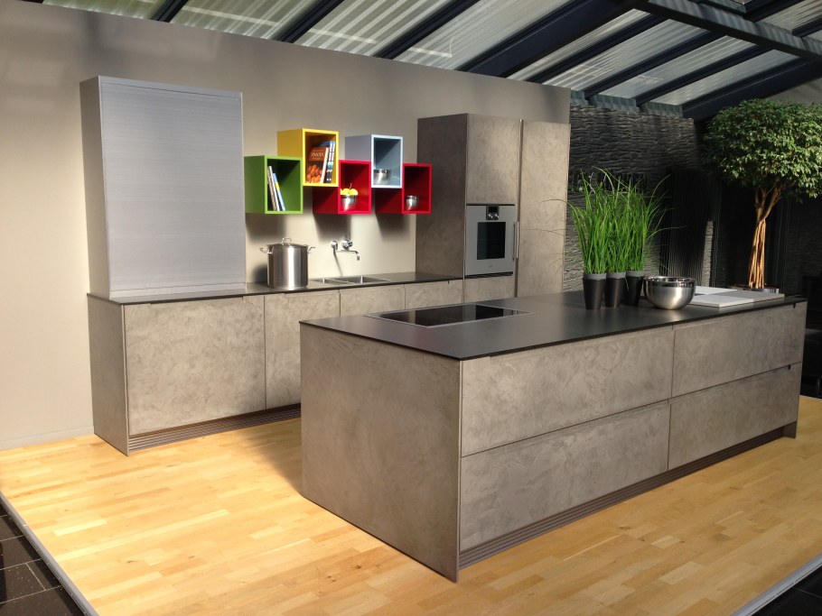 Кухня с фасадами под бетон