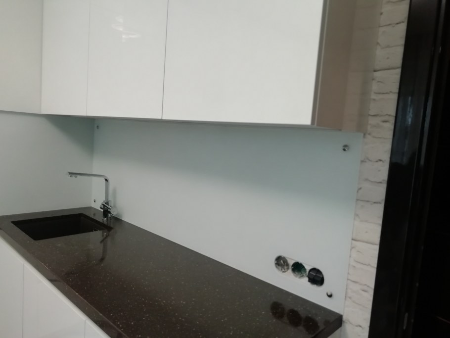 Напольный алюминиевый плинтус черный 78.5