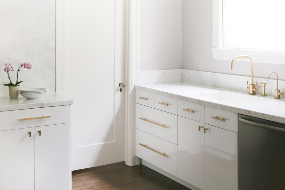 Белая кухня икеа золотистая фурнитура