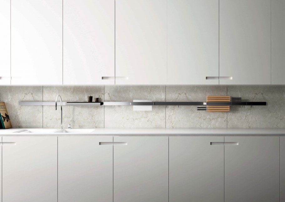 Белая кухня с золотыми ручками