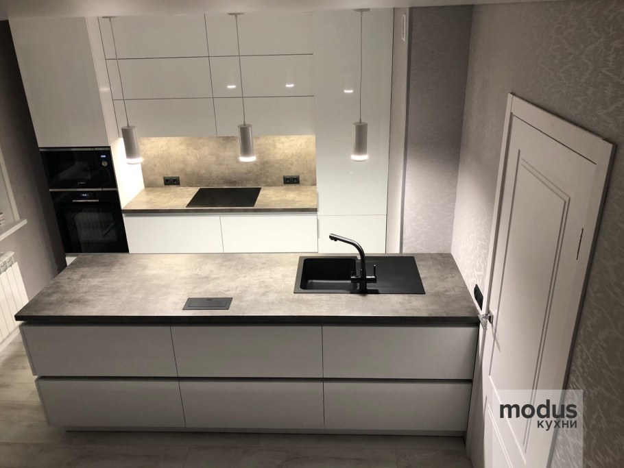 Кухня с зеркальными фасадами