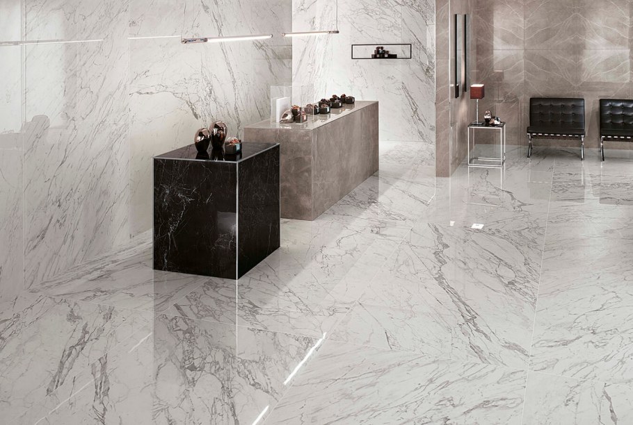 Обои под мрамор в интерьере гостиной