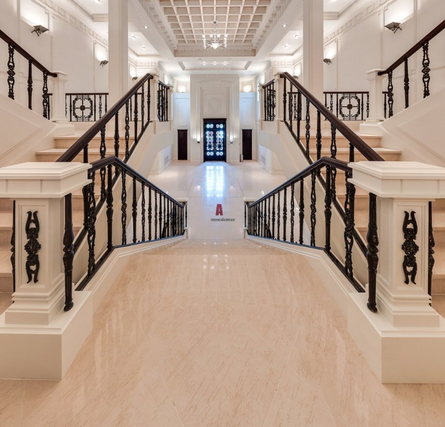 Гостиная с лестницей классика