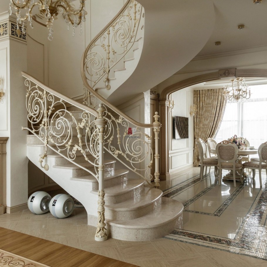 Лестница в классическом интерьере