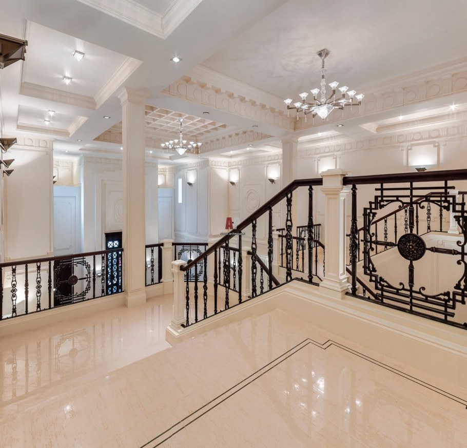 Интерьер холла в частном доме