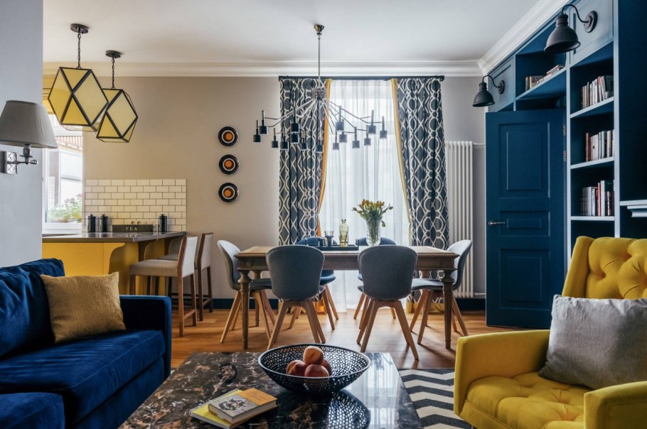 Синий диван в скандинавском интерьере