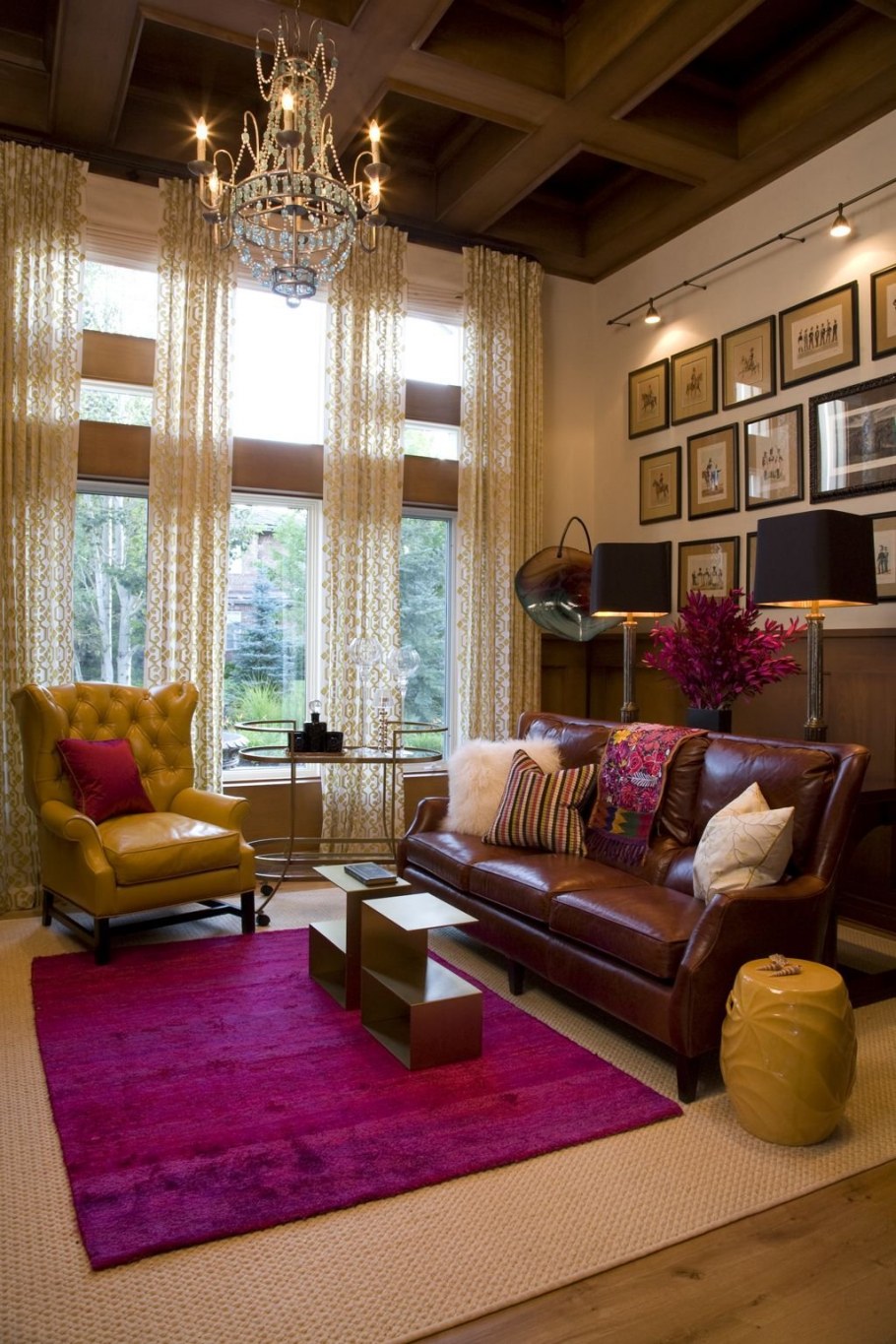 Бежевый диван в интерьере