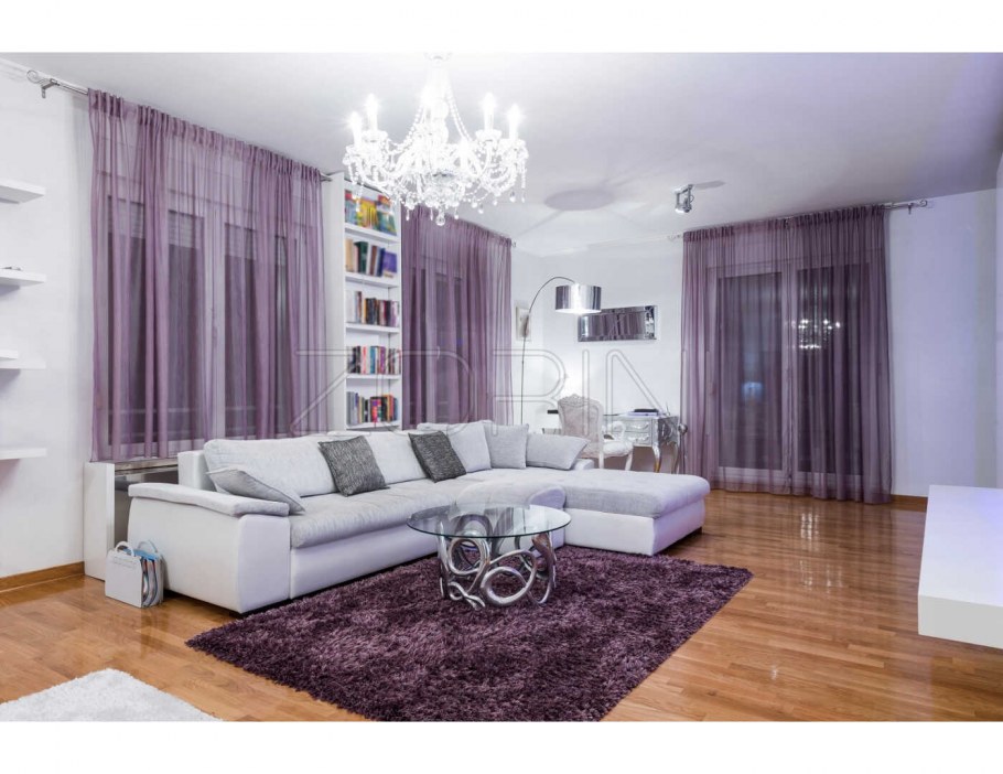 Коричневый ковер в интерьере гостиной