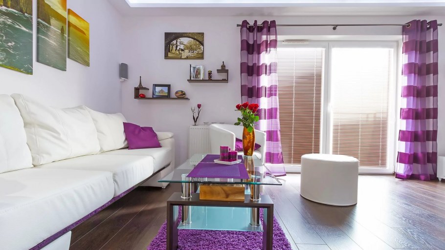 Ковры в светлых гостиных с темной мебелью