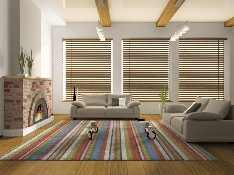 Светлая гостиная с коричневым диваном