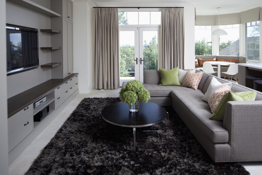 Красный ковер в скандинавском интерьере