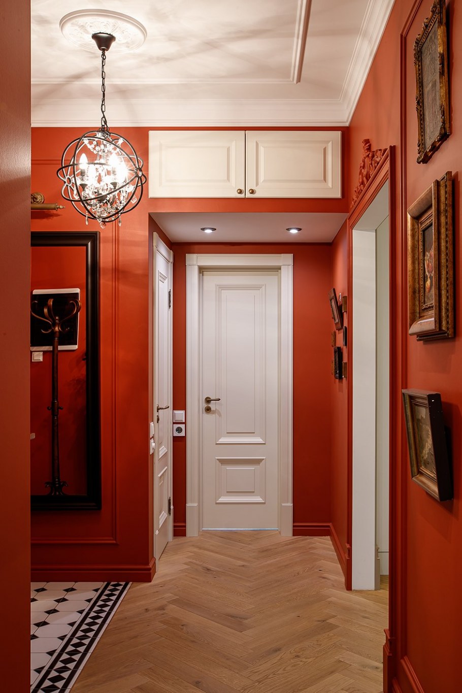 Оранжевые стены в прихожей