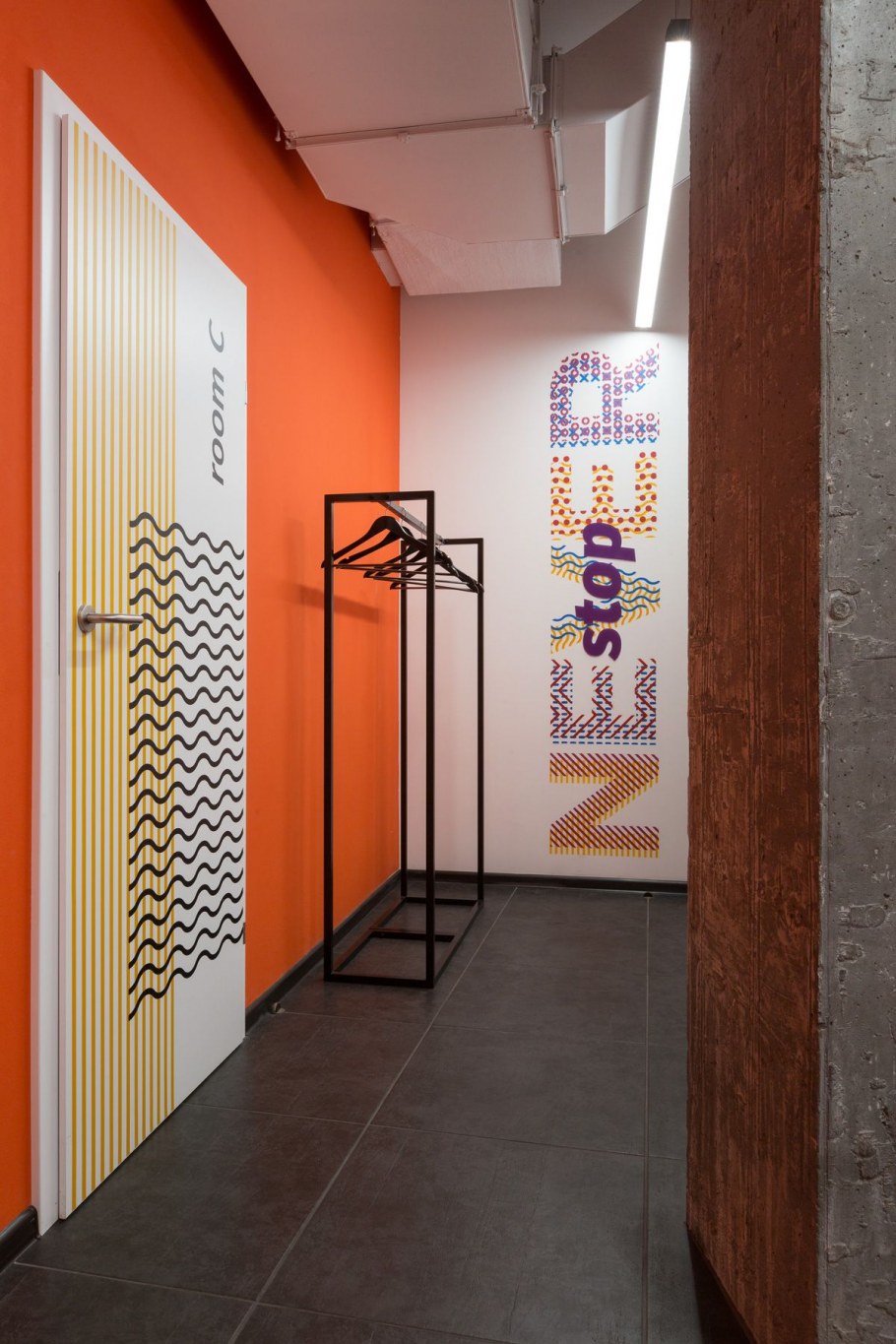 Терракотовые стены в прихожей