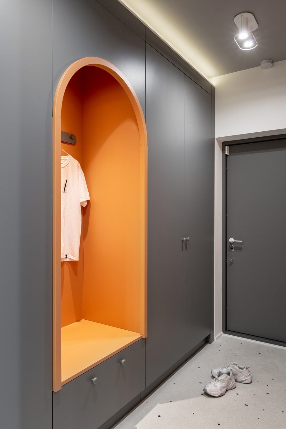 Бордовый коридор