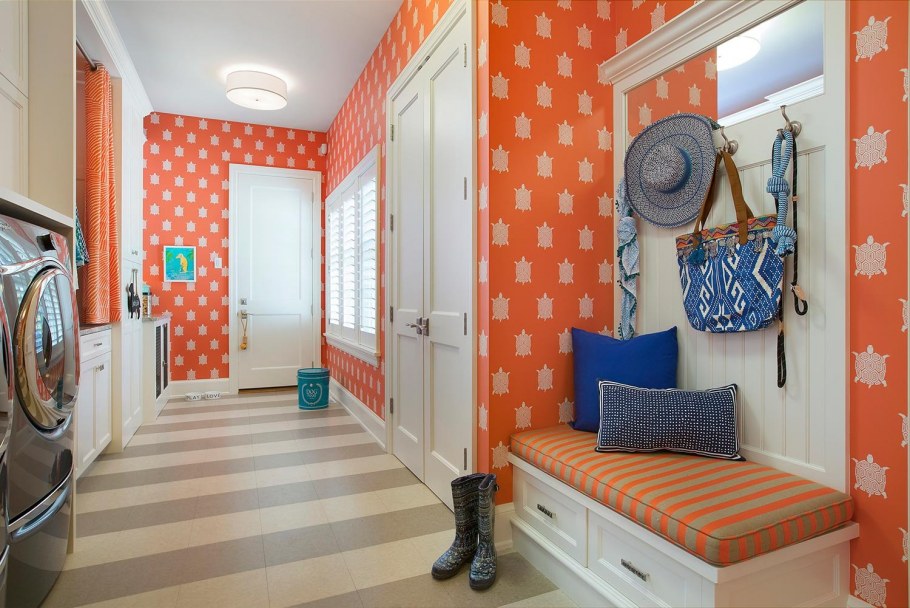 Прихожая в оранжевом цвете