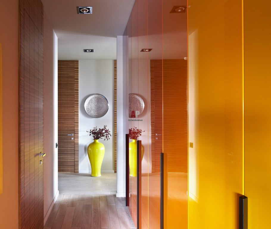 Оранжевые обои в прихожей