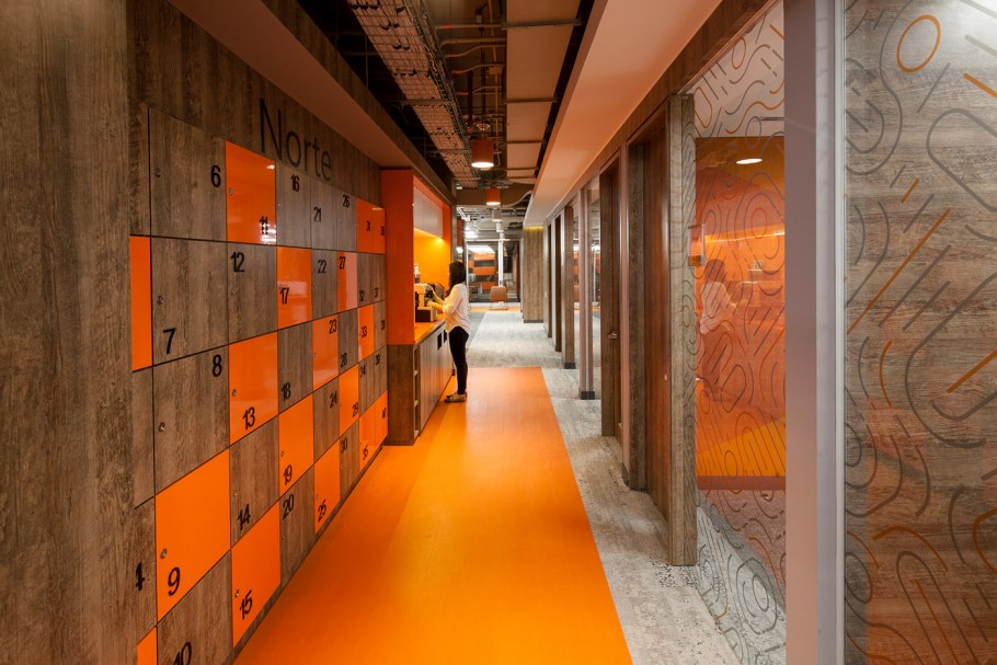 Яркая прихожая