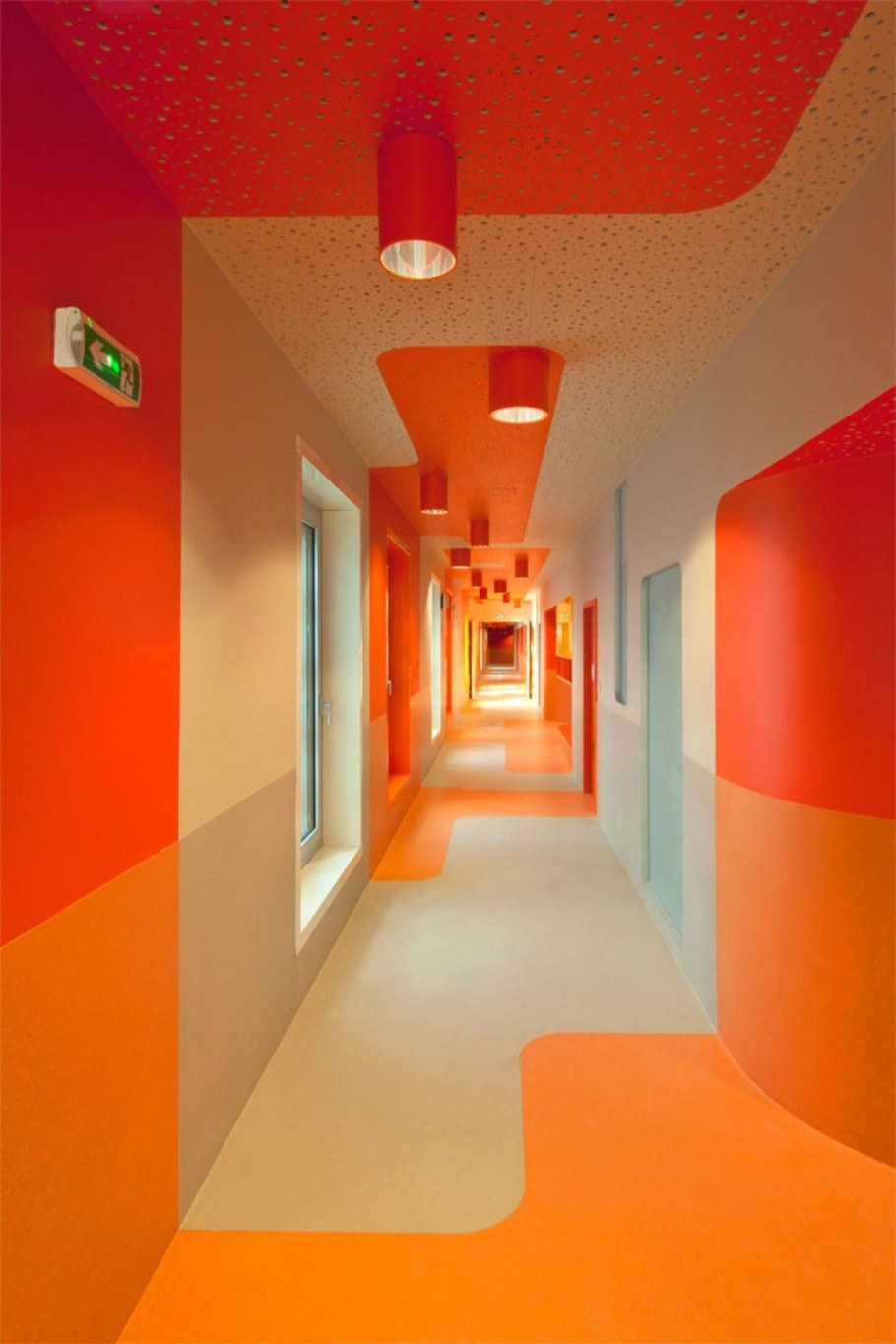 Прихожая в оранжевом цвете
