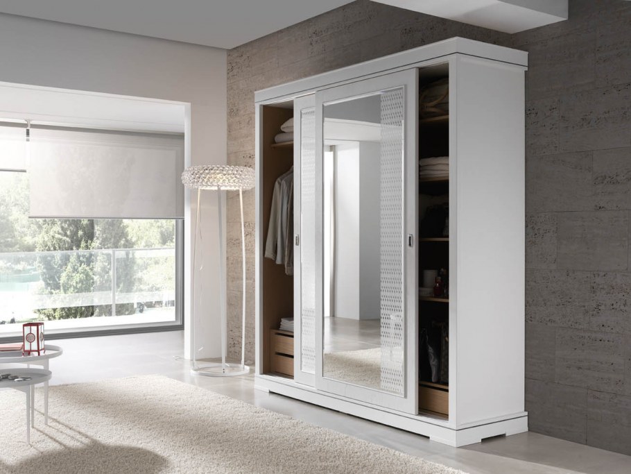 Встраиваемый шкаф купе в гостиную