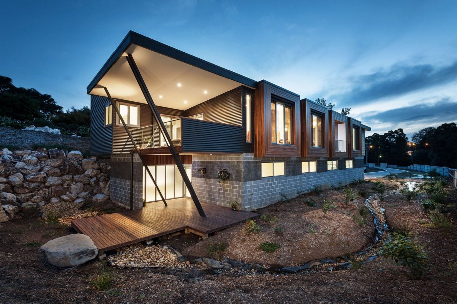 Современный домик на склоне