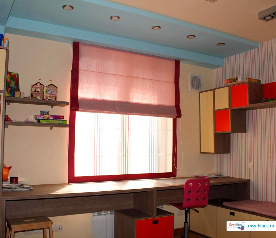 Французские рулонные шторы в детскую над рабочей зоной