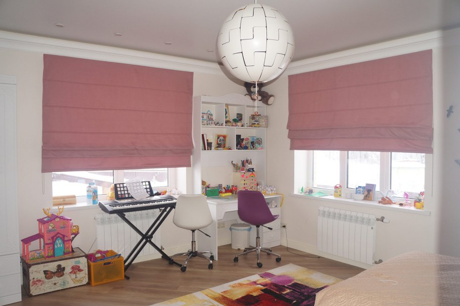 Оранжевые римские шторы в детской