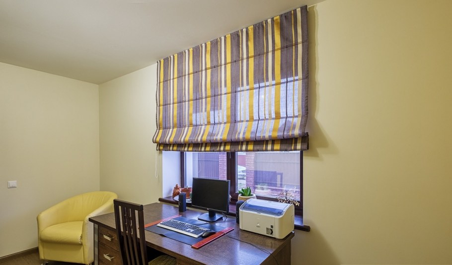 Римская штора в офис