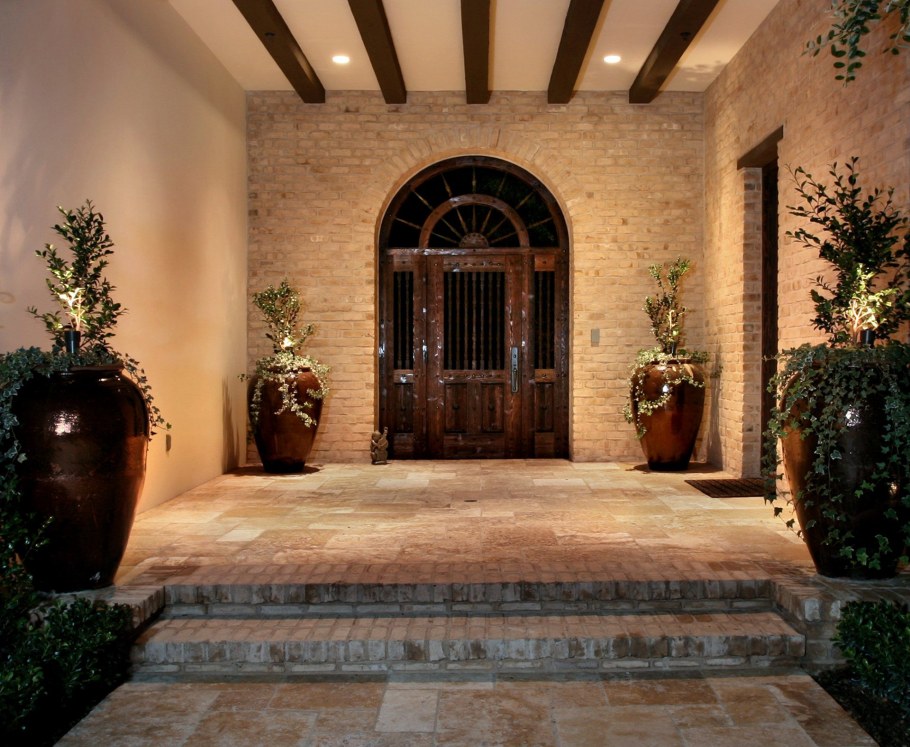 Красивые входные двери в дом