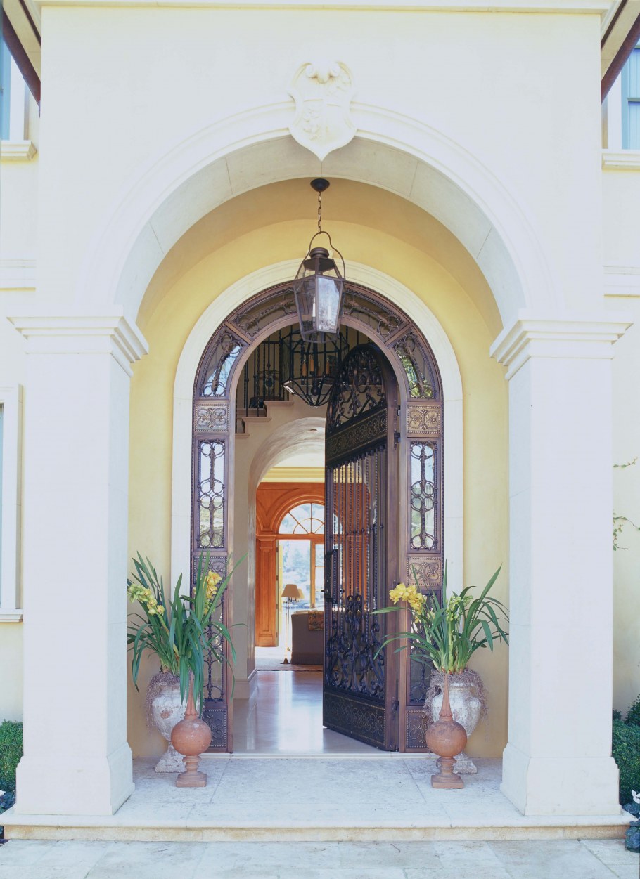 Входная дверь в средиземноморском стиле