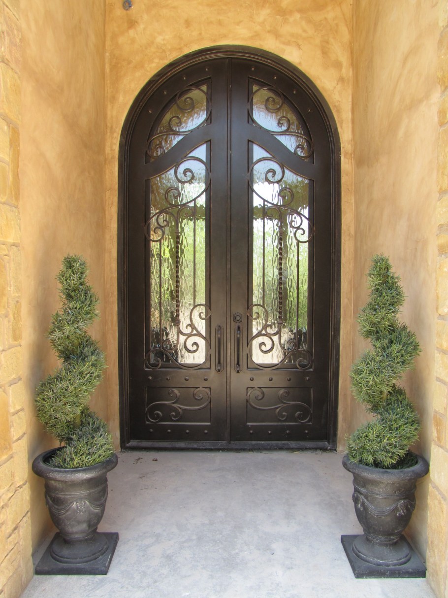 Средиземноморский стиль темные двери