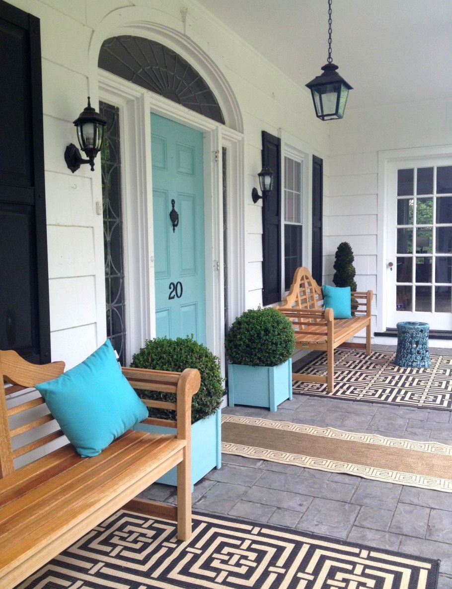 Синяя дверь в доме