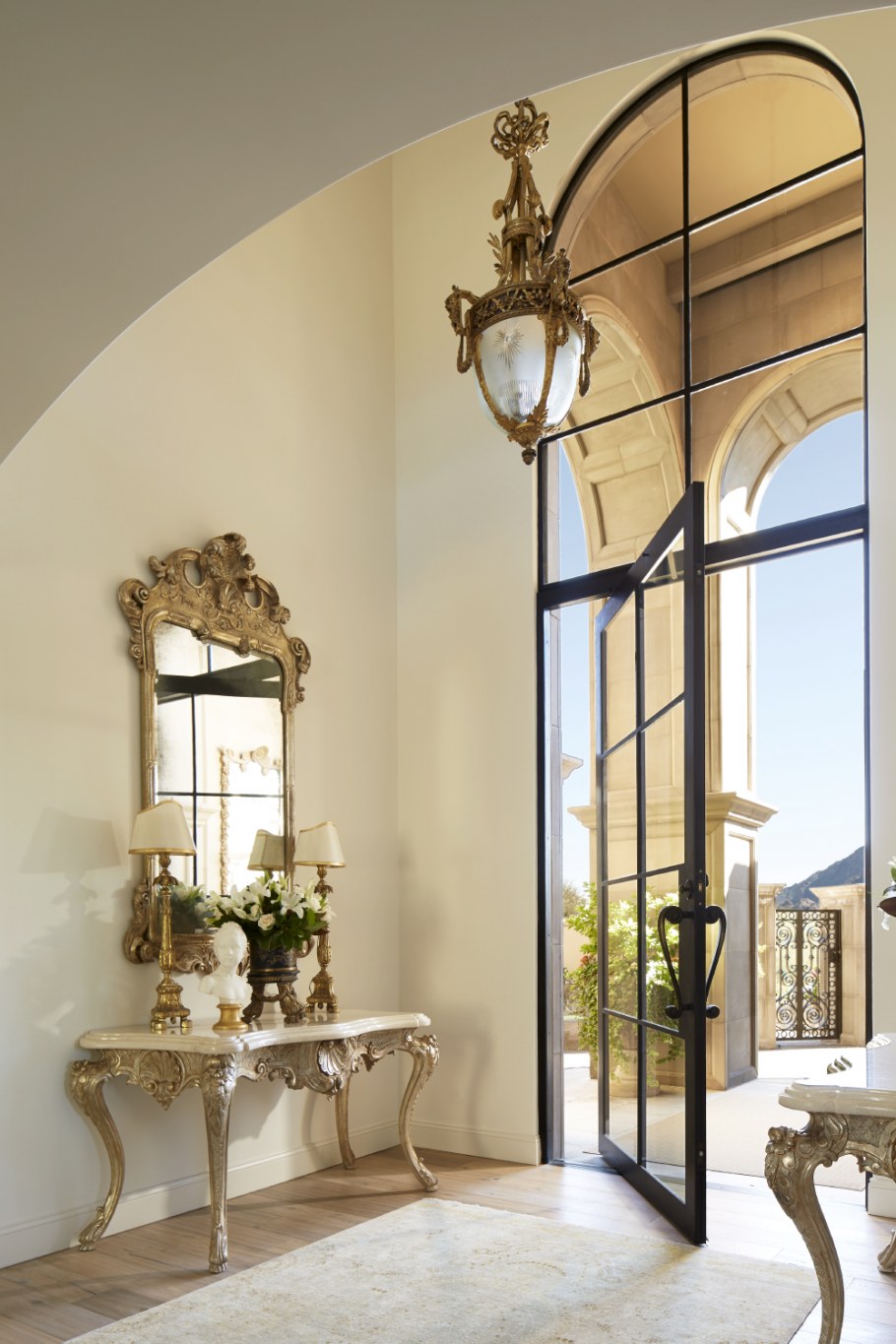 Входная дверь в средиземноморском стиле