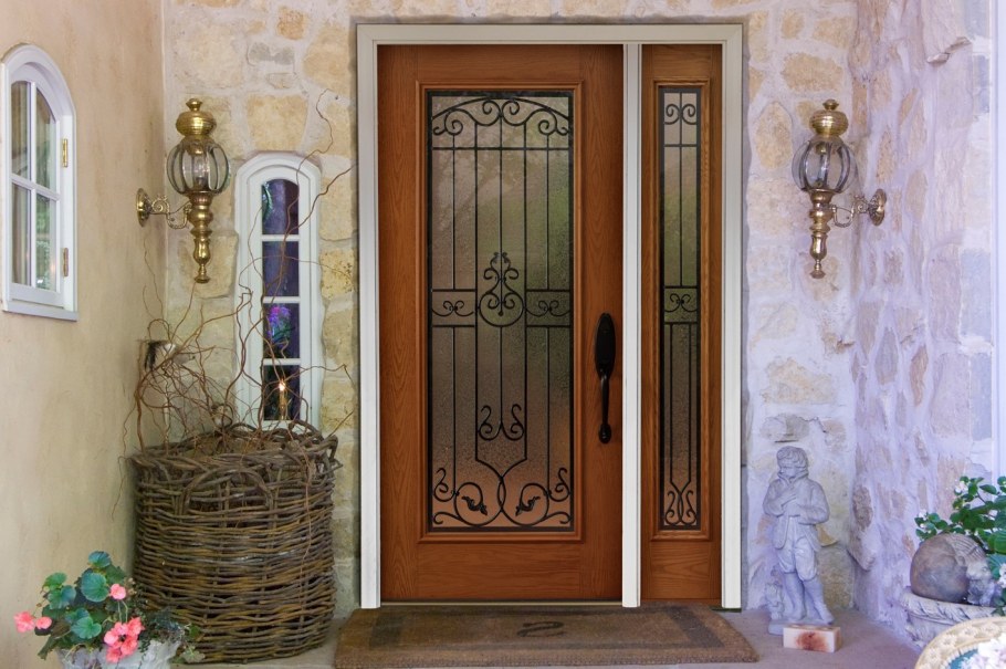Испанский интерьер двери