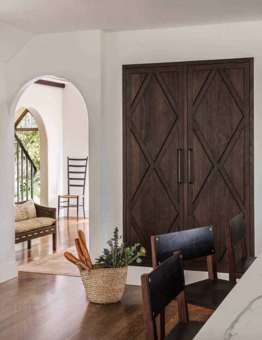 Дом с синими окнами