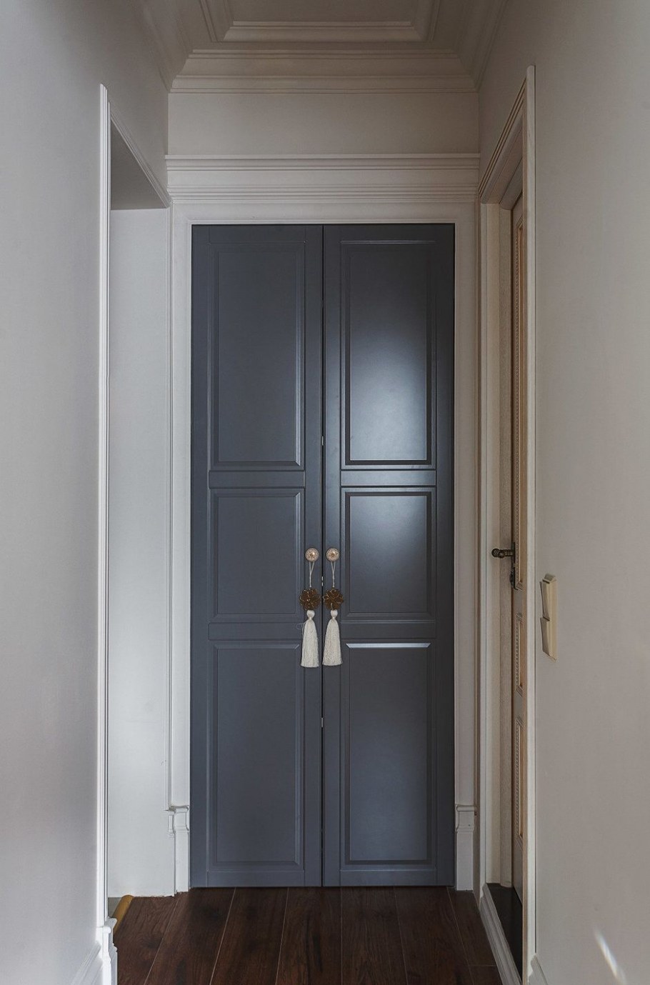 Серые двери в классическом интерьере