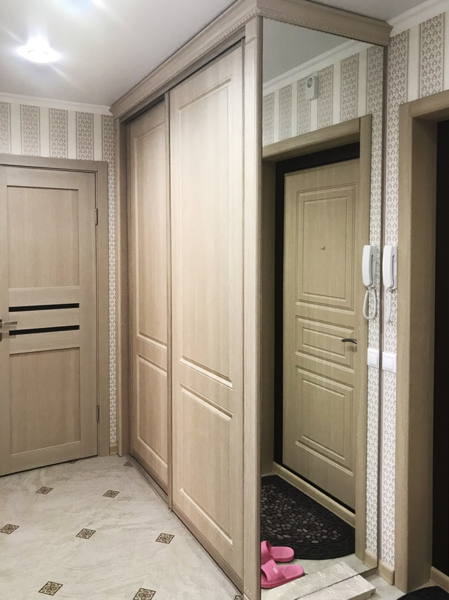 Входная дверь в шкафу