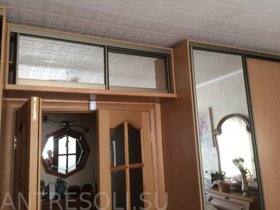 Прихожая с антресолью