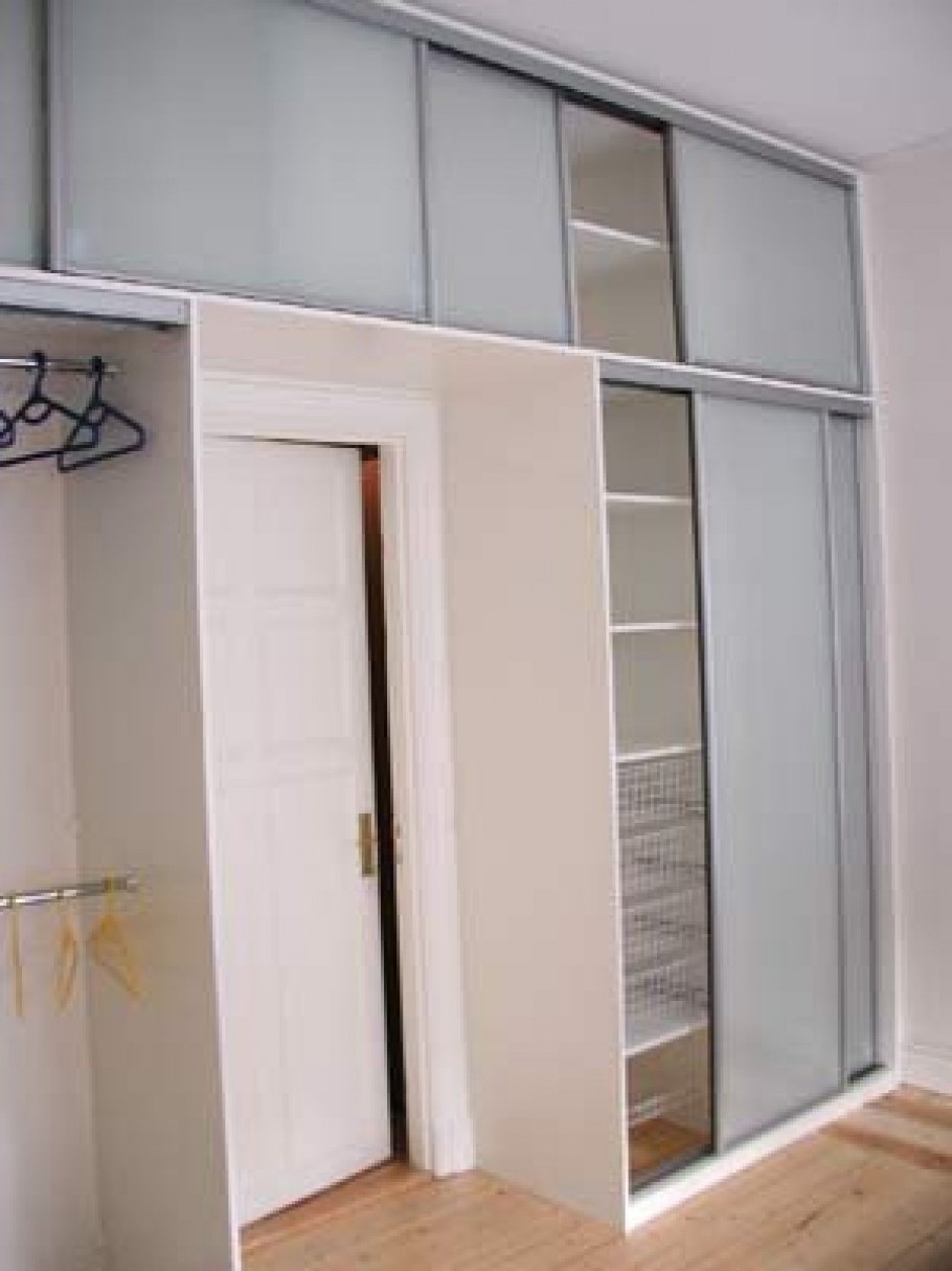 Шкаф вокруг двери