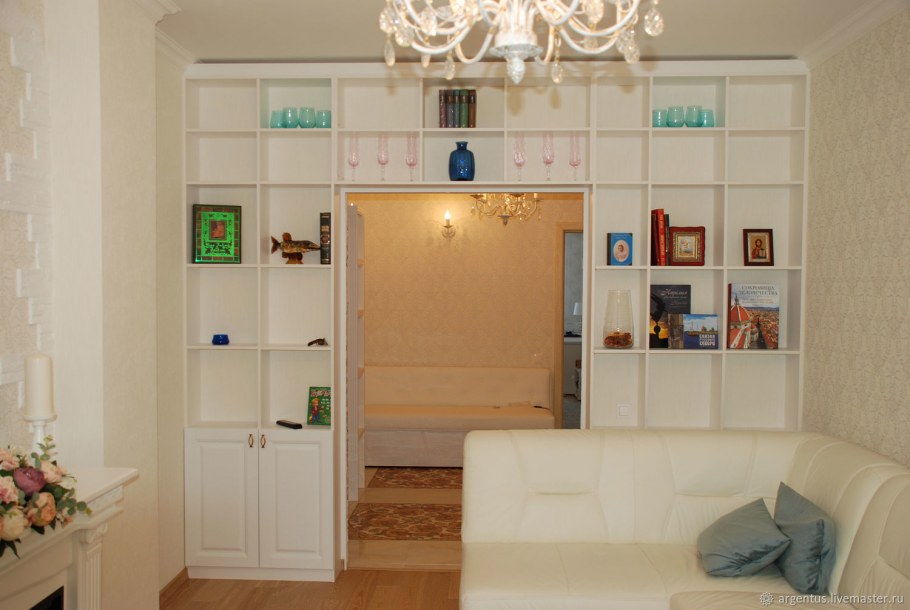 Полки вокруг дверного проема