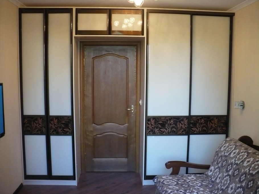 Шкаф купе с дверным проемом