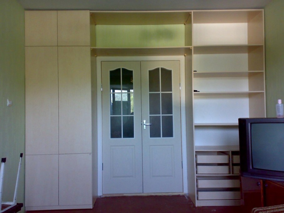 Встроенный шкаф между дверью